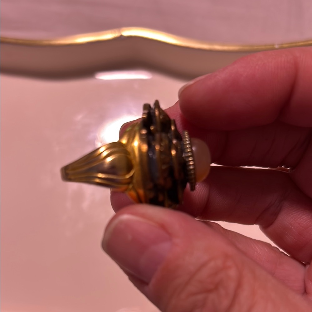 Vintage Inspired Antique Gold Gem Stone Statement Ring - Picture 3 of 4
